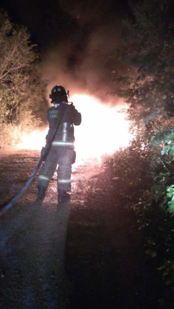 La camioneta que se incendió fue utilizado ayer para el "levantón" de una pareja