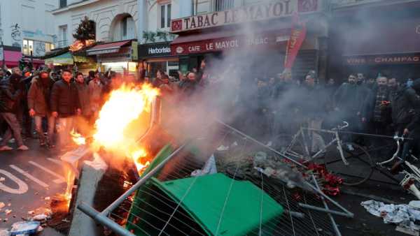 La policía usa gases lacrimógenos para dispersar a los manifestantes cerca de la escena del trágico tiroteo en París