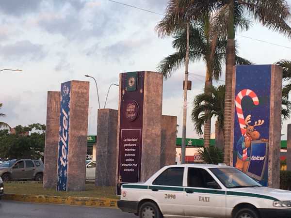 Las rotondas de Cancun con adornos navidenos corporativos son justificadas por un regidor 1