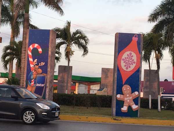 Las rotondas de Cancún con adornos navideños corporativos son justificadas por un regidor