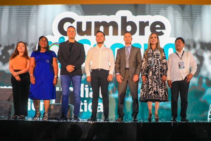 Lili Campos Destaca en la Cumbre Mundial de Comunicacion Politica en Cancun 1