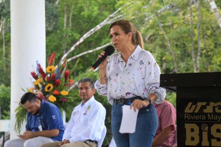 Lili Campos Inspira a los Estudiantes de la Universidad Tecnológica Riviera Maya en el Día de Inicio de Clases