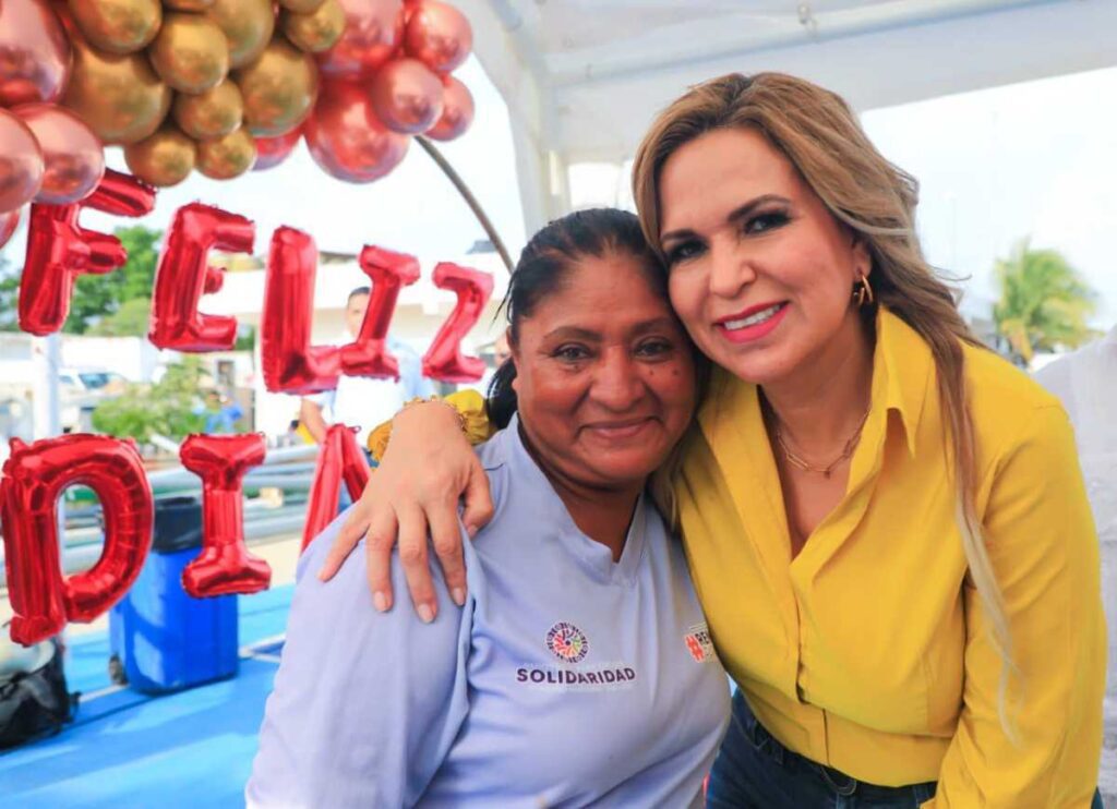 Lili Campos celebra con madres de Puerto Aventuras y Playa del Carmen