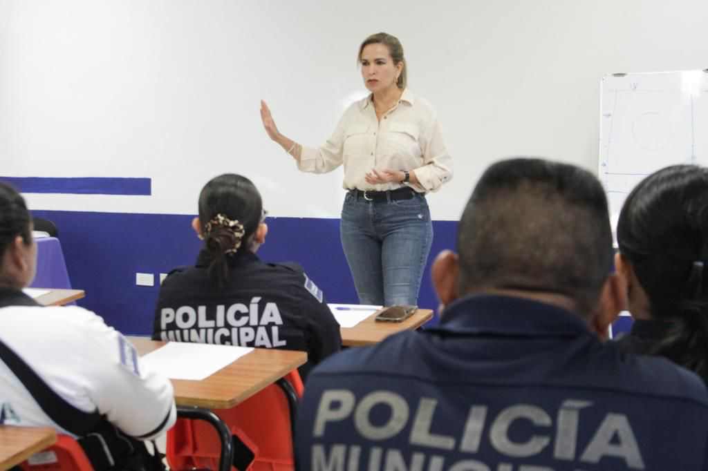Lili Campos imparte curso de ética a policías municipales en Solidaridad