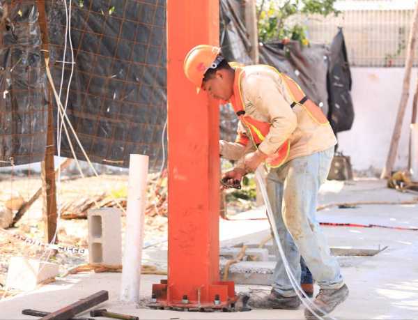 Lili Campos supervisar la construccion de un domo en una escuela secundaria publica de Playa del Carmen 1