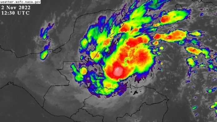 Lisa se intensifica hasta convertirse en huracán antes de tocar tierra en Belice