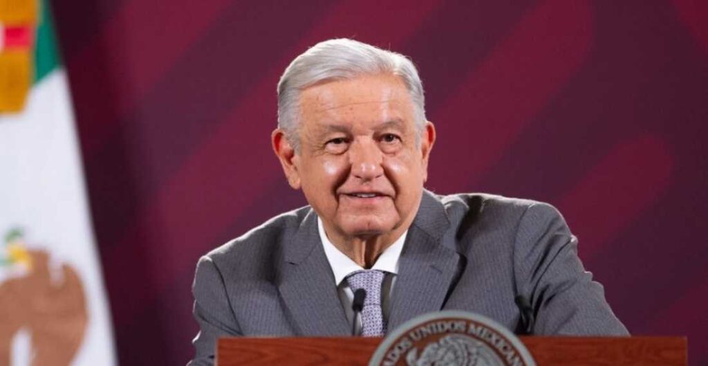 López Obrador arremete nuevamente contra Xóchitl Gálvez, acusándola de ser la candidata favorecida por la mafia del poder