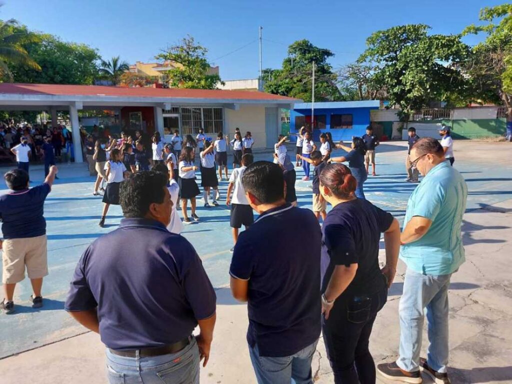 Luis Herrera Quiam brinda ayuda a la Escuela Primaria "Niños Héroes" con donación de mobiliario