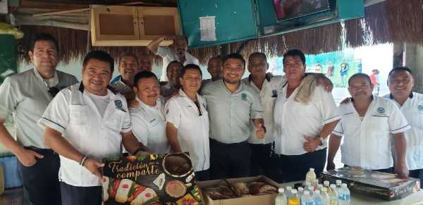 Luis Herrera lleva rosca de Reyes a taxistas y ruleteros en Solidaridad