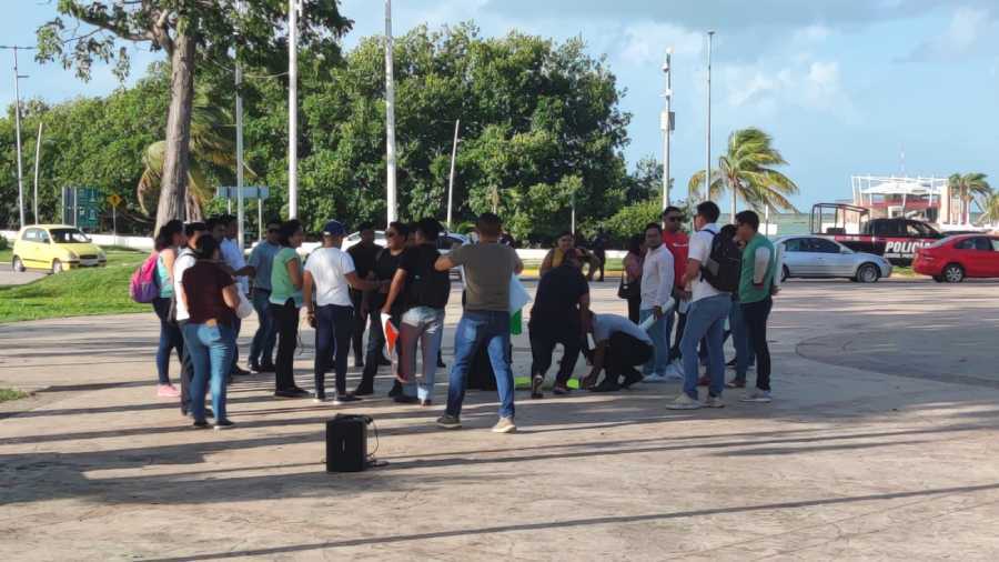Maestros de telebachilleratos exigen justicia en el Palacio de Gobierno de Chetumal 1