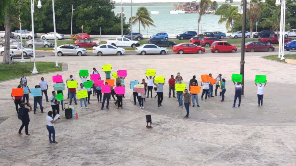 Maestros de telebachilleratos exigen justicia en el Palacio de Gobierno de Chetumal