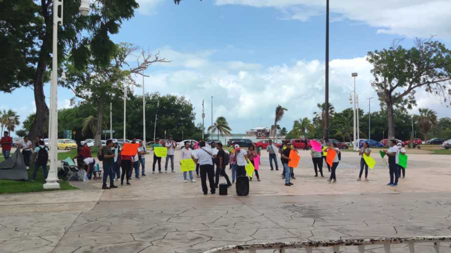 Maestros de telebachilleratos exigen justicia en el Palacio de Gobierno de Chetumal 2