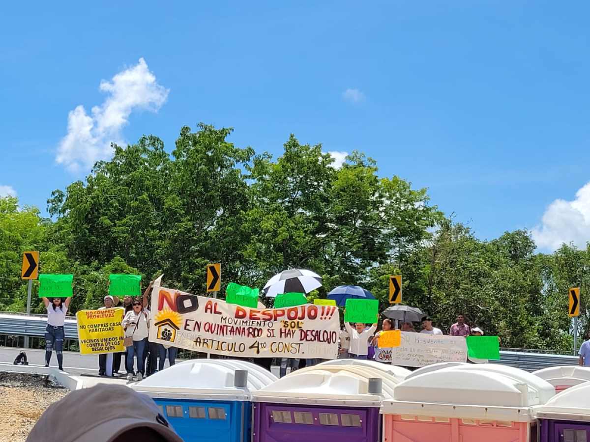 Manifestación en Cancún durante la Visita del Presidente por Escasez de Viviendas en Puerto Morelos