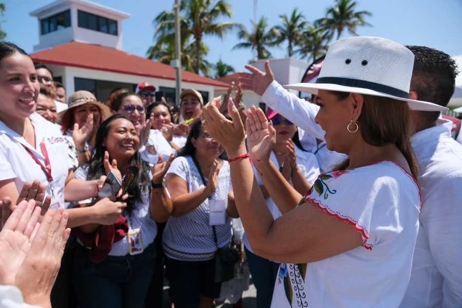 Mara Lezama lidera la entrega de 1620 apoyos del programa Mujer es Vida en Isla Mujeres 1