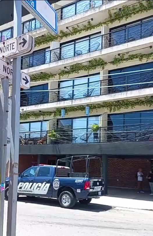Masculino cae de edificio de cinco pisos, en Playa Del Carmen