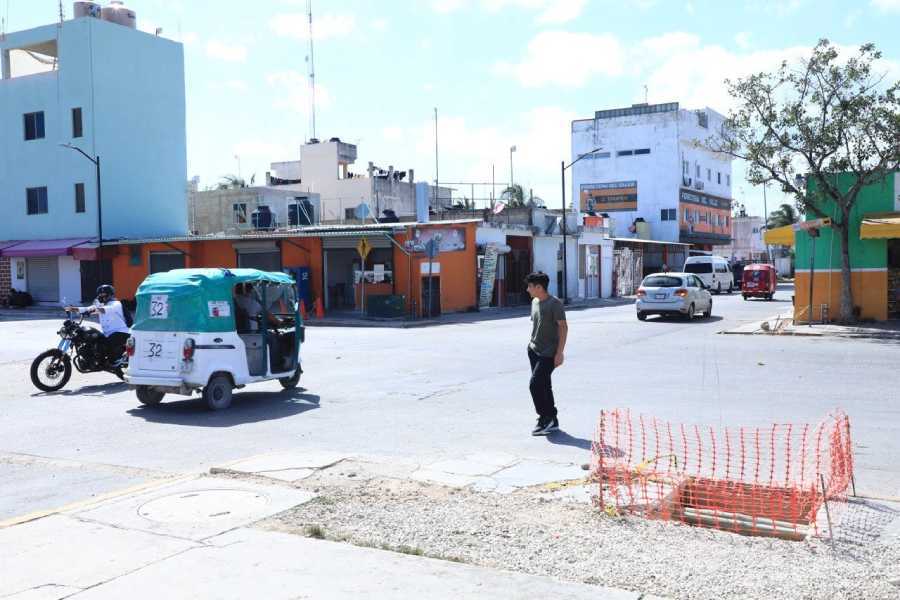 Mejoras urbanas en Puerto Aventuras: nuevos semáforos y repavimentación de calles con el apoyo de la presidenta Lili Campos