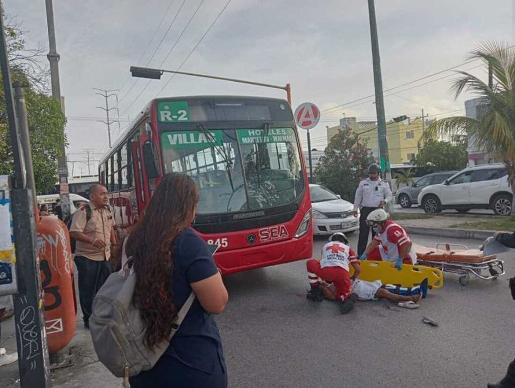 Mujer sufre fractura en pierna tras ser atropellada por un autobús en la avenida Kabah de Cancún
