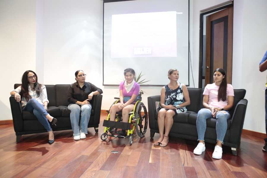 Mujeres deportistas de alto rendimiento imparten seminario sobre el papel de género en el deporte a estudiantes universitarios en Playa del Carmen