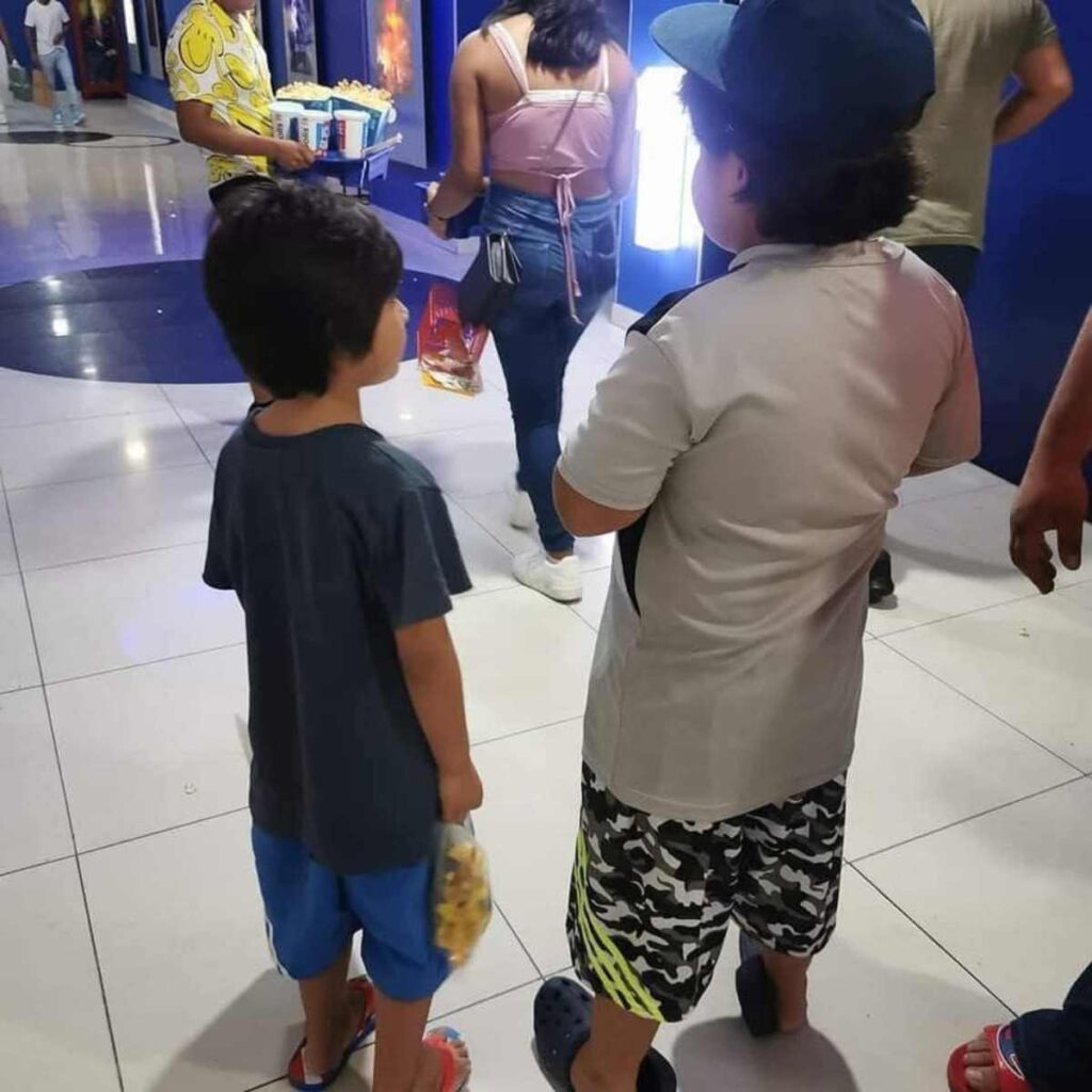 Niños Abandonados en Cine de Cancún Regresan a Hogar de Parientes