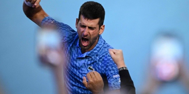 Novak Djokovic se impone a Tsitsipas e iguala a Nadal con 22 Grand Slam