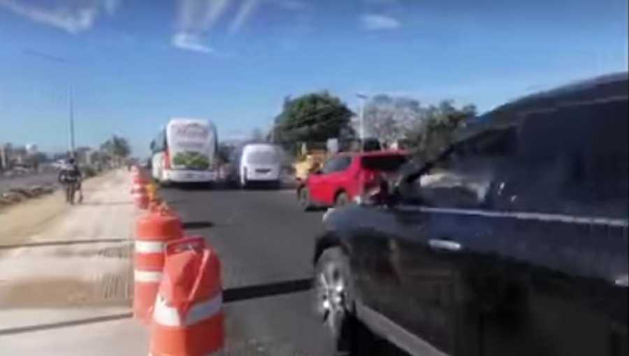 Obras de fresado causan congestión vehicular en el bulevar Colosio de Cancún