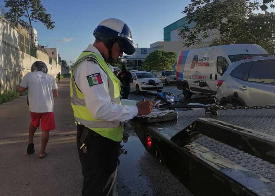 Operativo municipal en Cancún contra motociclistas que transitan por zonas peatonales