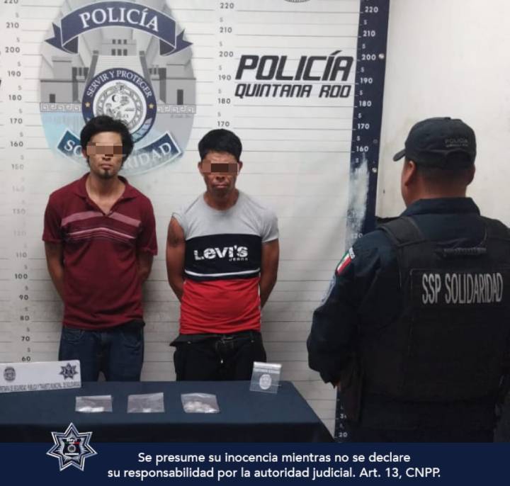 Operativo policial en Playa del Carmen resulta en arrestos y confiscación de drogas