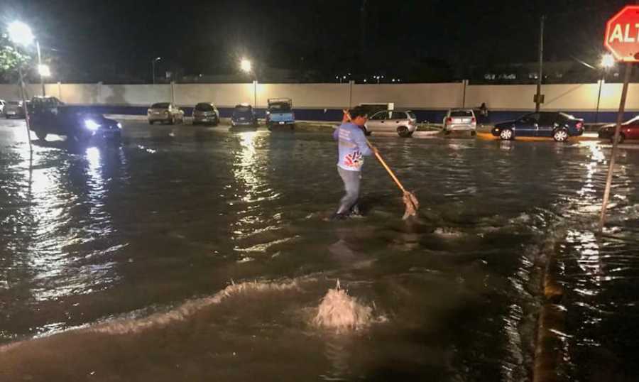 Operativos de limpieza de Servicios Públicos de Playa del Carmen tras fuerte lluvia para proteger a la ciudadanía