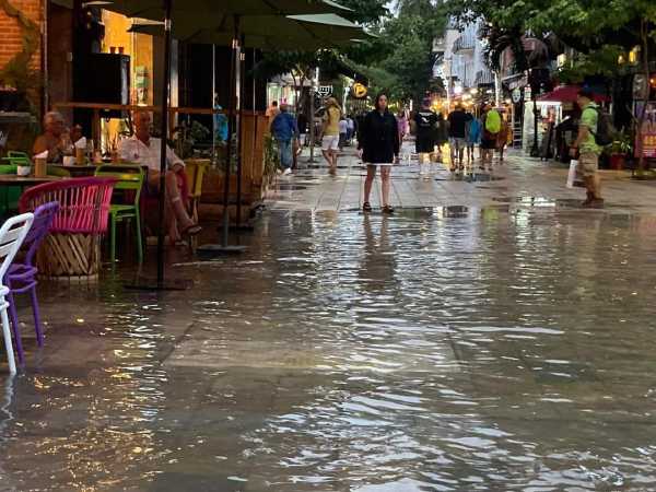 Oponen conexiones de drenaje sanitario al sistema pluvial de Playa del Carmen 2