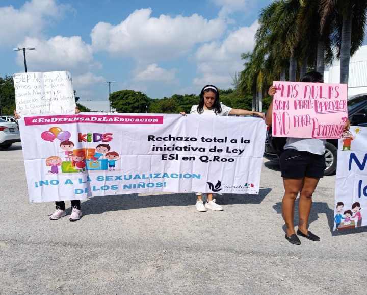 Padres de Familia Marchan contra Libros de Texto en Cancun 2
