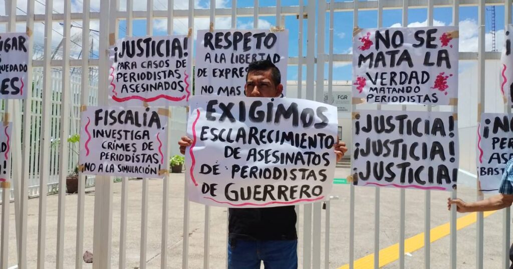 Periodistas protestantes ante la FGR en Guerrero – El Financiero
