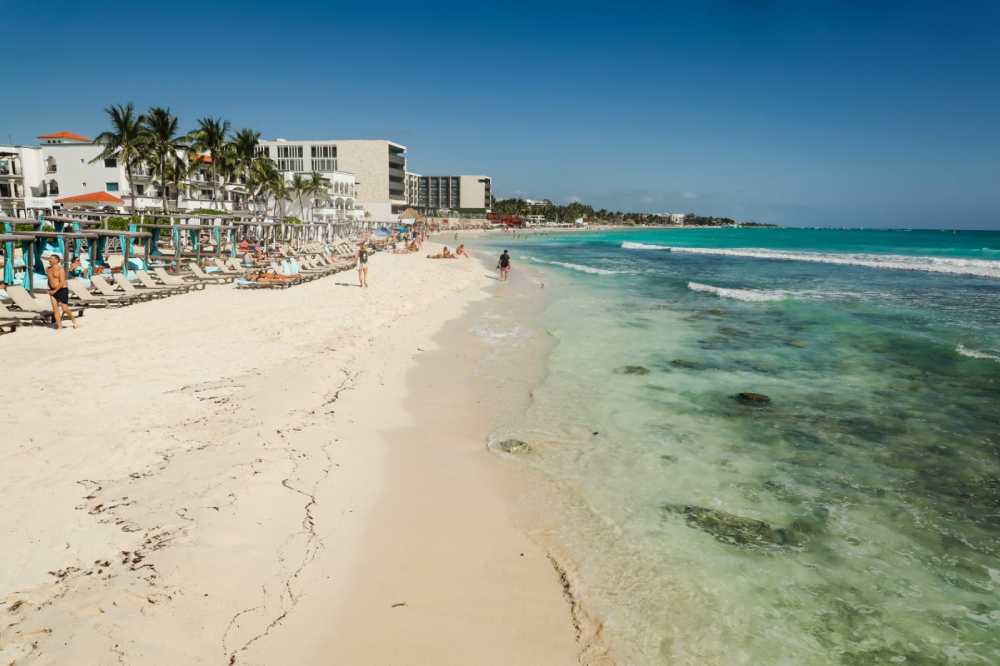 Turistas disfrutan de playas de alta calidad en Playa Del Carmen