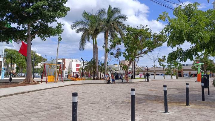 Plaza 28 de Julio de Playa del Carmen se Transforma para Celebrar el Dia de Muertos 1