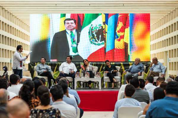 Presenta su libro Pedro Haces en Cancun Breve Cronica Del Sindicalismo En Mexico 2