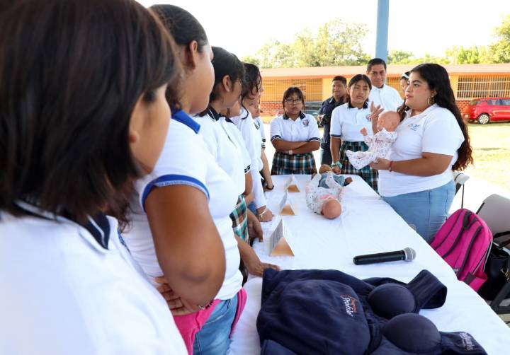 Programa "DIF en tu Escuela" llega a Puerto Aventuras para cuidar del bienestar de los adolescentes