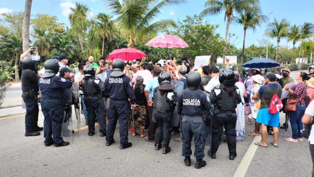Protesta bloquea temporalmente acceso a la Zona Hotelera de Cancún