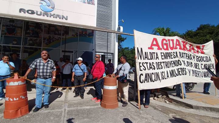 Protesta en Playa del Carmen contra Aguakan por Tarifas Elevadas y Contaminación