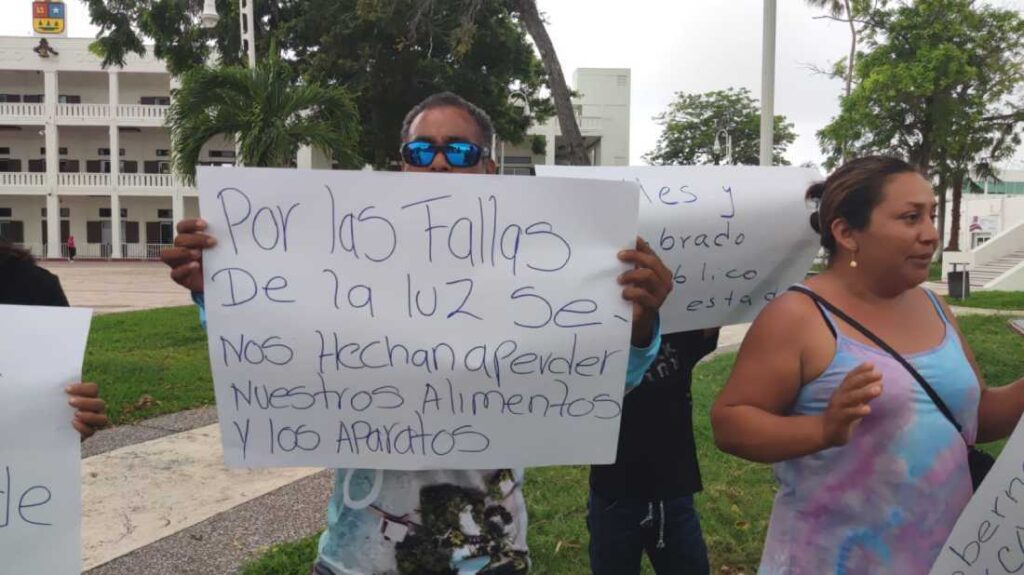 Protesta en Xcalak por fallos en suministro electrico Habitantes exigen soluciones ante el Palacio de Gobierno 2