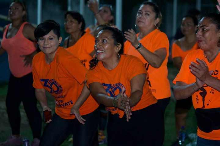 Puerto Aventuras Celebra el Día Naranja Bailando en un Gesto Contra la Violencia de Género