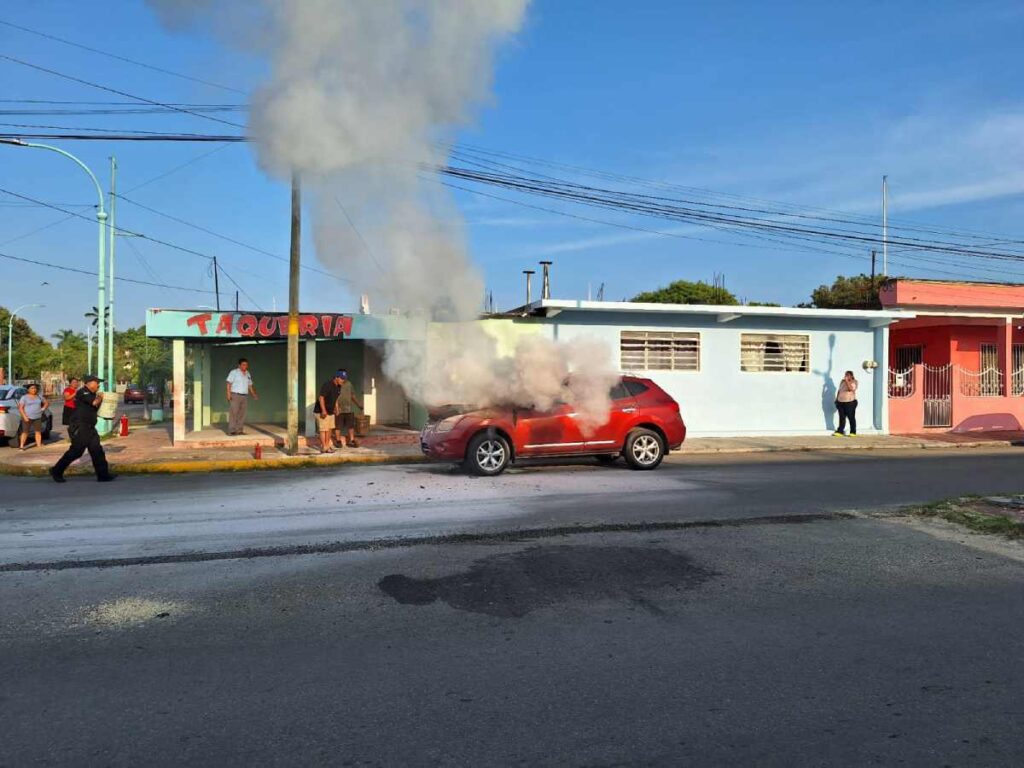 Rápida Intervención en Chetumal: Incendio Vehicular por Corto Circuito Controlado sin Lesionados