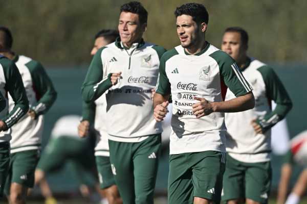 Raúl Jiménez está "más dentro que fuera" del once inicial de cara al mundial: Martino