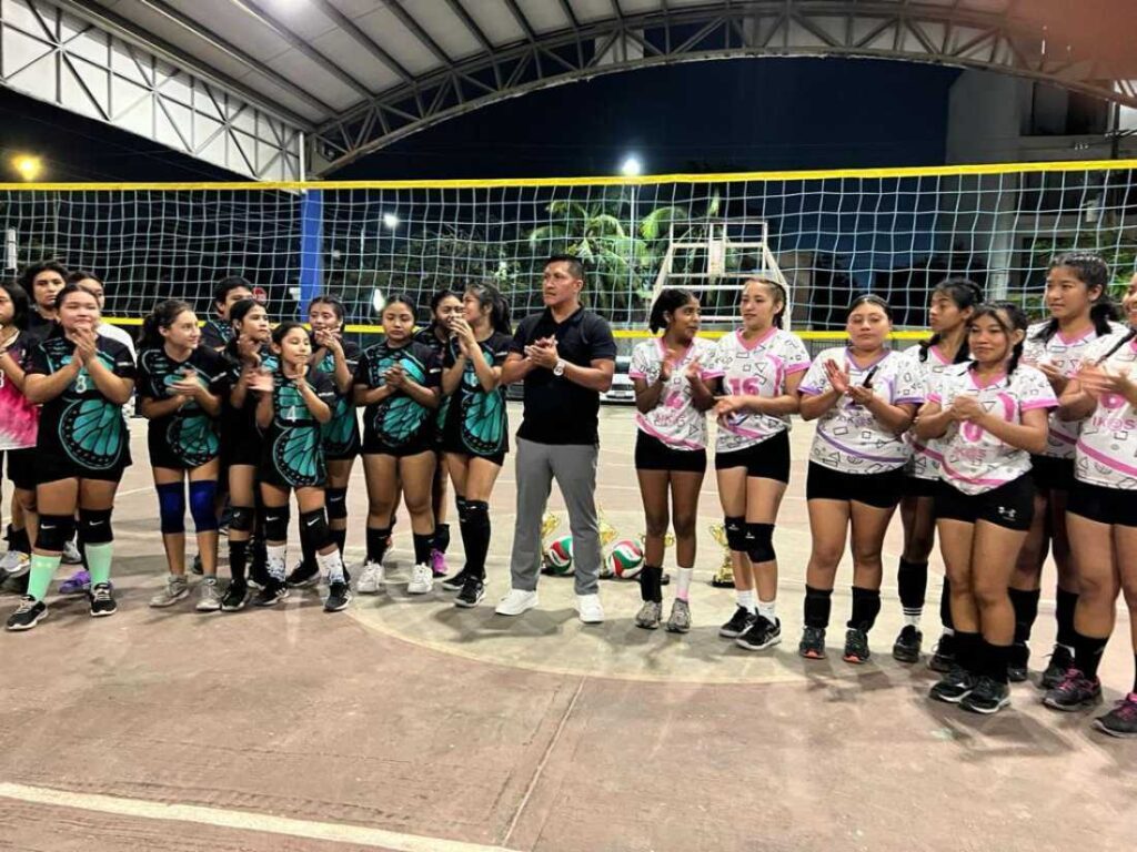 Reconocimiento a las campeonas de la Liga Municipal de Voleibol Juvenil en Solidaridad