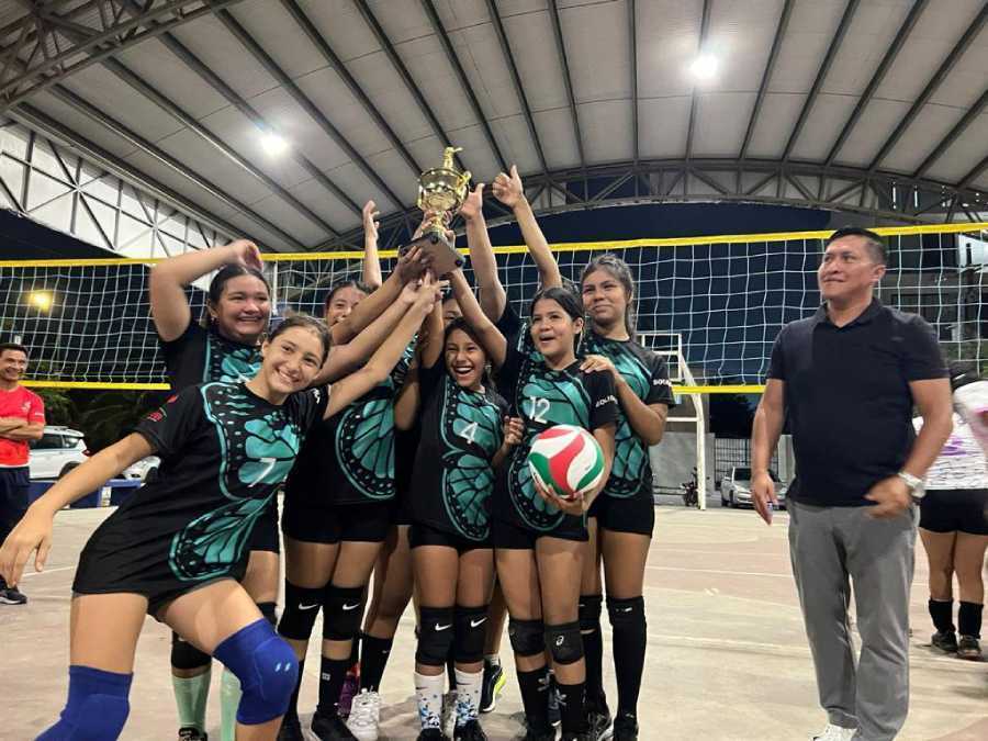 Reconocimiento a las campeonas de la Liga Municipal de Voleibol Juvenil en Solidaridad 2