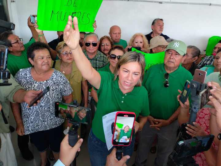 Renuncia de la Secretaria General Adjunta del Sindicato de Taxistas Andres Quintana Roo para Aspirar a la Presidencia 1