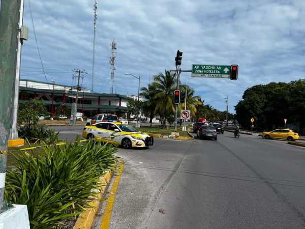 Rompe un trailer poste de CFE en la Avenida Xcaret en Cancun dejando a los propietarios e inquilinos sin electricidad 1