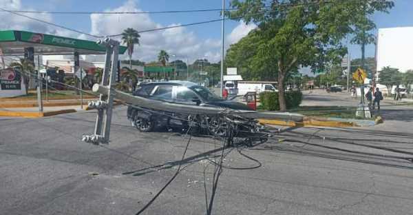 Rompe un tráiler poste de CFE en la Avenida Xcaret en Cancún, dejando a los propietarios e inquilinos sin electricidad