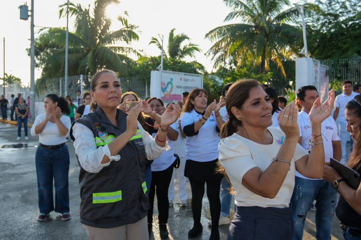 Salida de 50 Toneladas de Ayuda Humanitaria de Quintana Roo a Guerrero