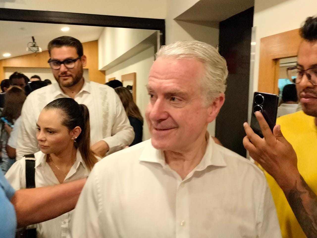 Santiago Creel desafía a AMLO en Cancún y exige distribución de libros escolares gratuitos