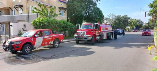 Se incendió un automóvil cerca del cruce de la avenida CTM y Flor de Ciruelo