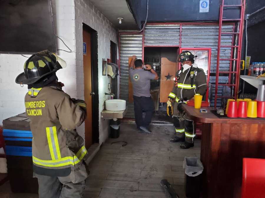 Se produce incendio en una franquicia de hamburguesas en Cancún